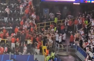 Pelea entre aficionados en la Eurocopa 2024 dentro del estadio Pelea entre aficionados en la Eurocopa 2024 dentro del estadio