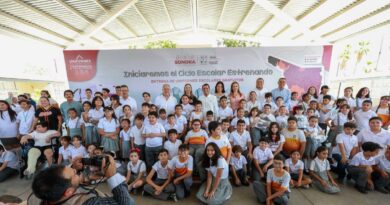 Entrega SEC Sonora los primeros paquetes de uniformes escolares gratuitos en Hermosillo