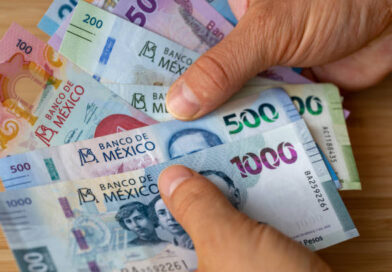 Le roban dinero en efectivo