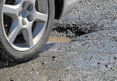 Se daña auto al caer a bache